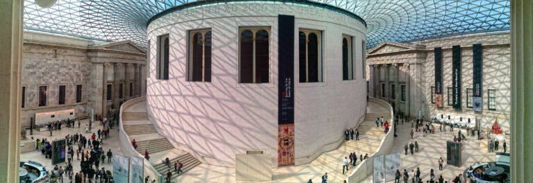 British Museum Great Court glazed roof, formed from 3,312 individually shaped panels | سقف البهو الكبير في المتحف البريطاني المكوّن من 3,312 لوحًا زجاجيًا مختلف الشكل