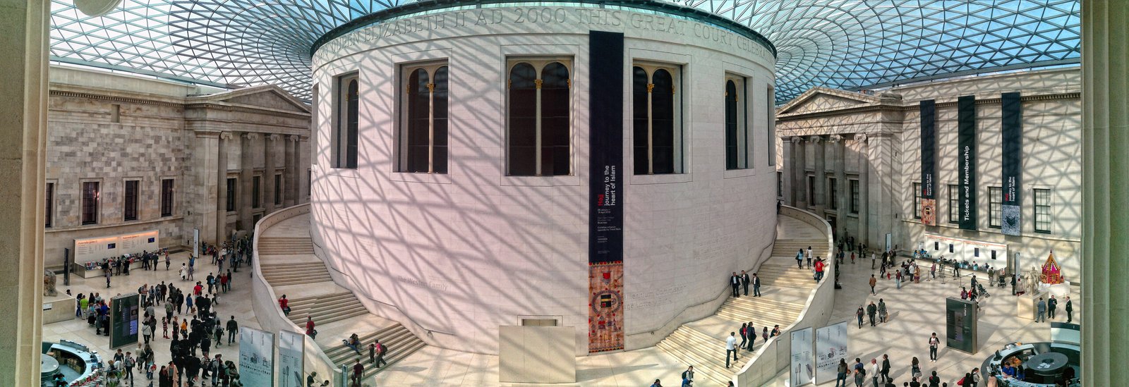 British Museum Great Court glazed roof, formed from 3,312 individually shaped panels | سقف البهو الكبير في المتحف البريطاني المكوّن من 3,312 لوحًا زجاجيًا مختلف الشكل