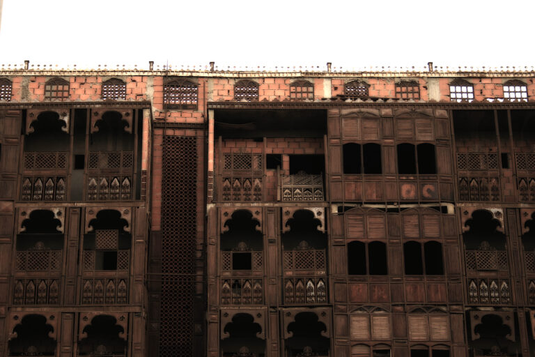 Historic Jeddah façade with multi-storey wooden rawashin | واجهة في جدة التاريخية تغطيها رواشين خشبية متعددة الطوابق