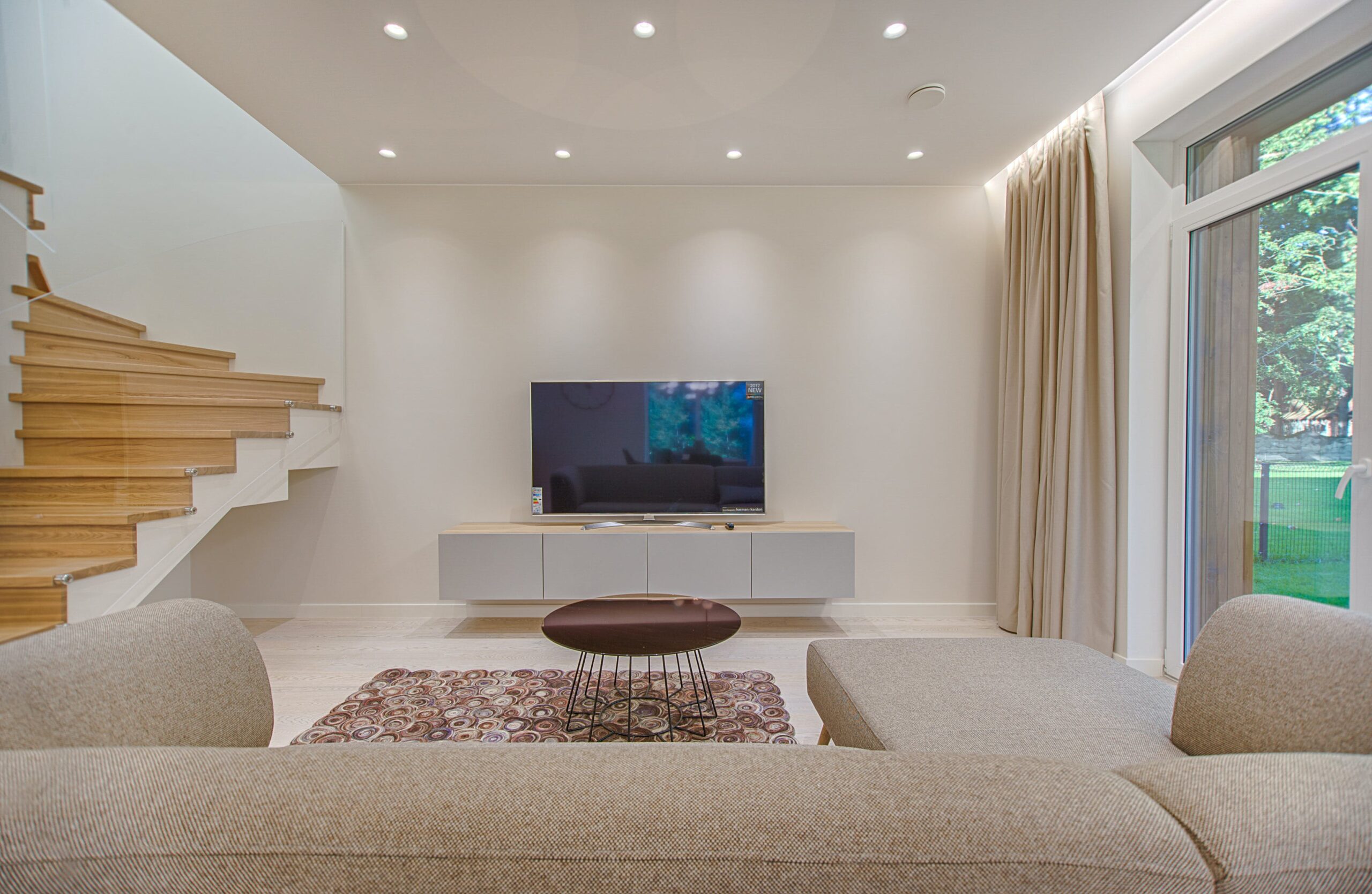 Simplicity Redefined: Refreshing TV Decor with a Simple Touch سحر الأناقة: إلهام ديكور تلفزيون بسيط