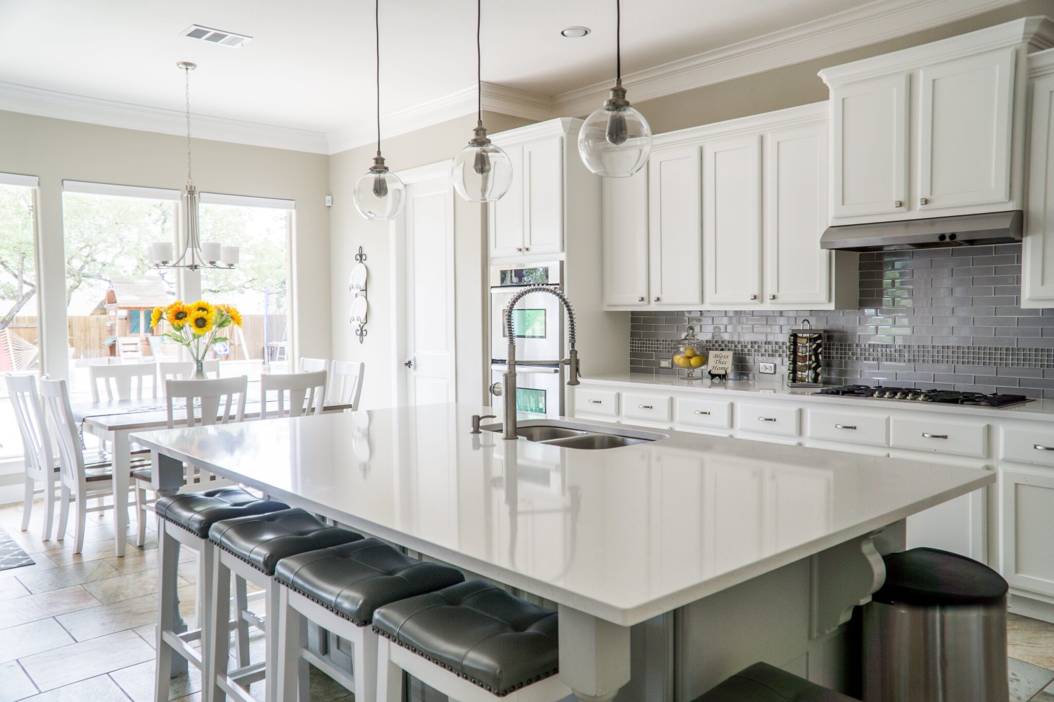 Kitchen Remodeling Projects for Small Apartments مشاريع إعادة تصميم المطبخ للشقق الصغيرة