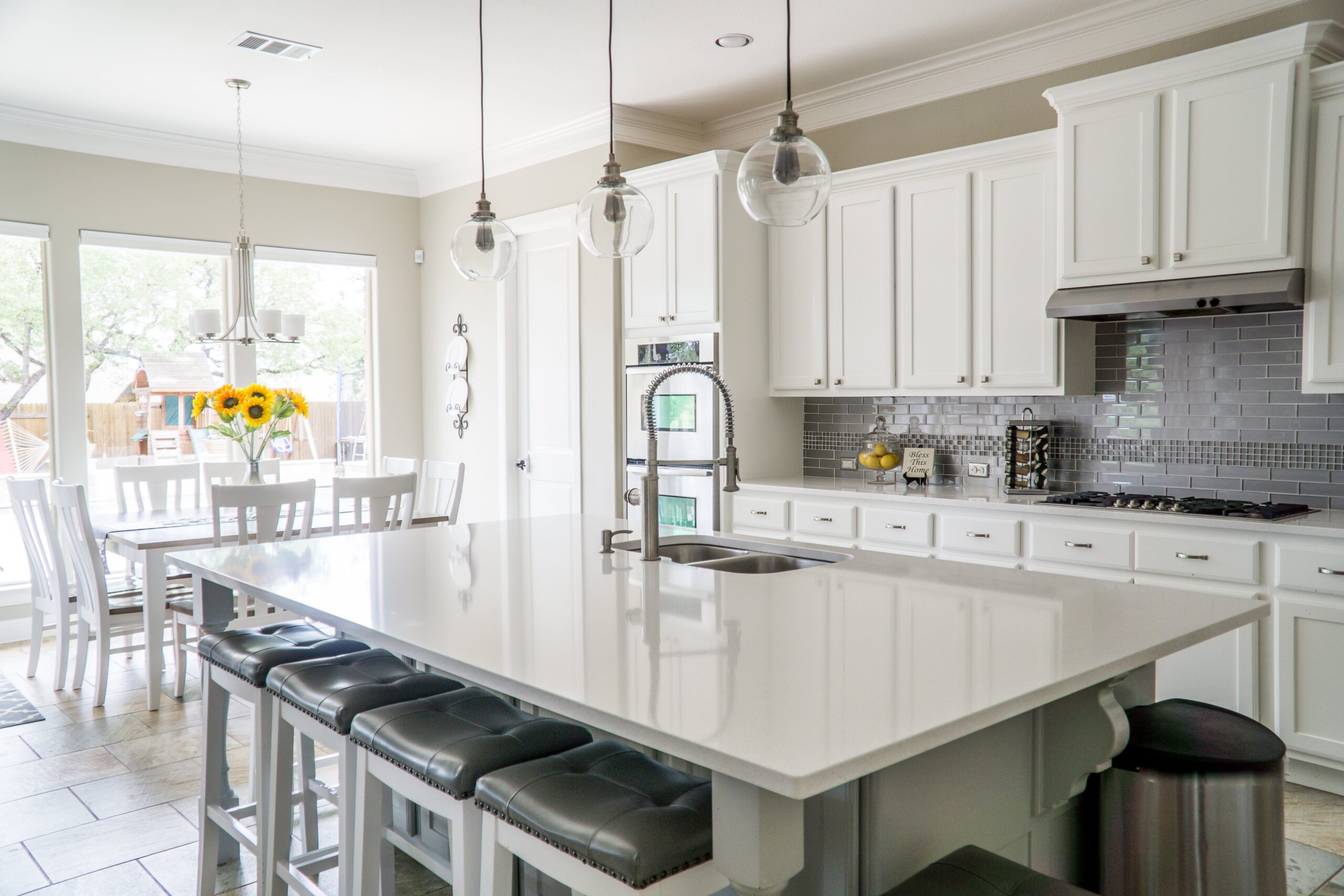 Kitchen Remodeling Projects for Small Apartments مشاريع إعادة تصميم المطبخ للشقق الصغيرة