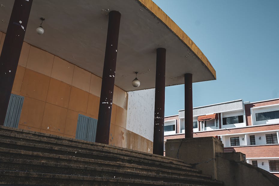 Urban modernist architecture featuring pillars and steps in Mérida, Venezuela.