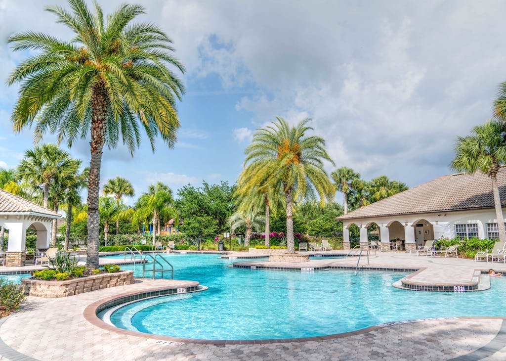 Luxury Pools Guide: Types, Advantages, and How to Choose the Best for Your Project