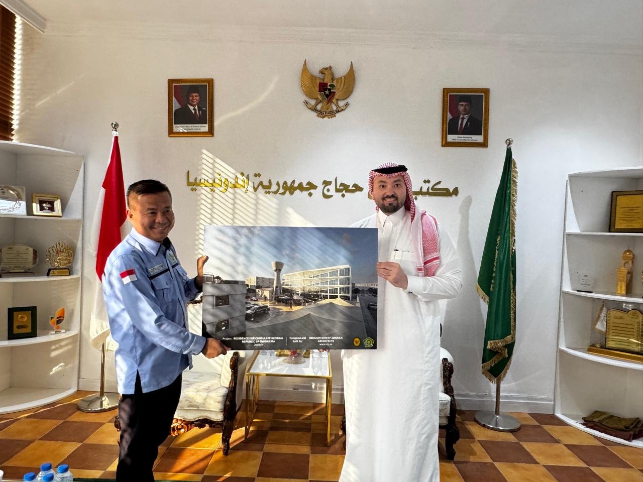اعتماد تصميم القنصلية بحضور المعماري الرئيسي إبراهيم نواف جوهرجي ونصر الله جسام، قنصل شؤون الحج بالقنصلية العامة الإندونيسية في جدة.