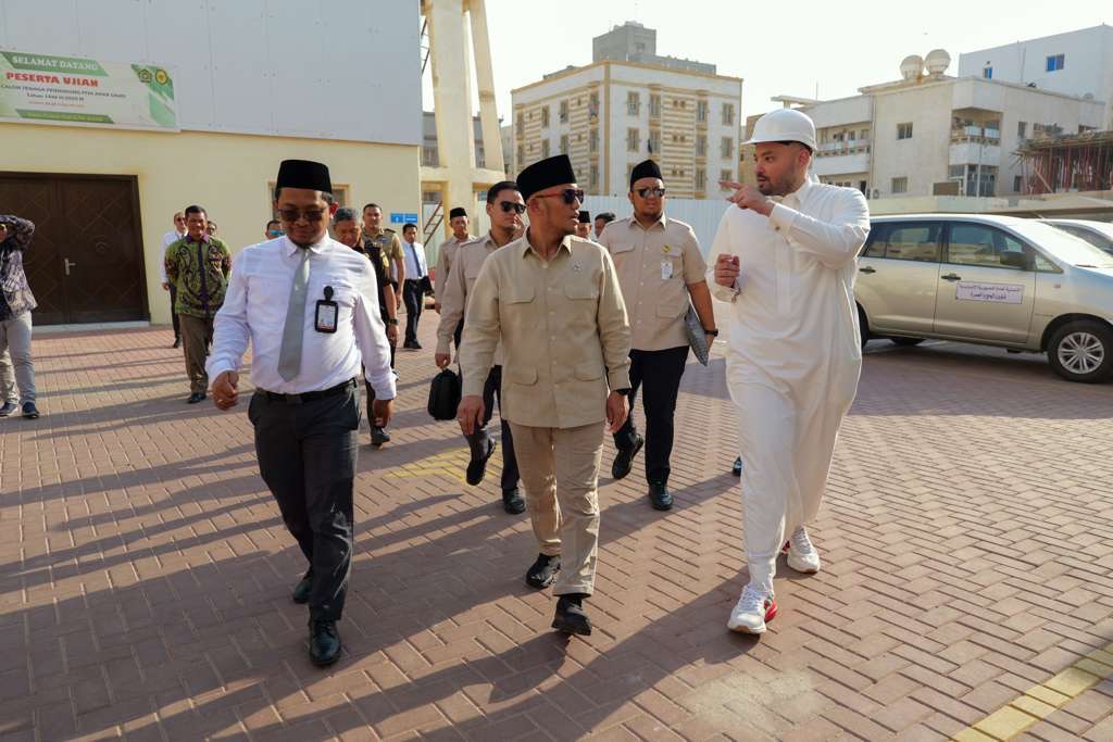 Architect Ibrahim Joharji leading a high-level site tour with the Indonesian Consul General and diplomatic delegation at the new Indonesian Consulate project site in Jeddah.