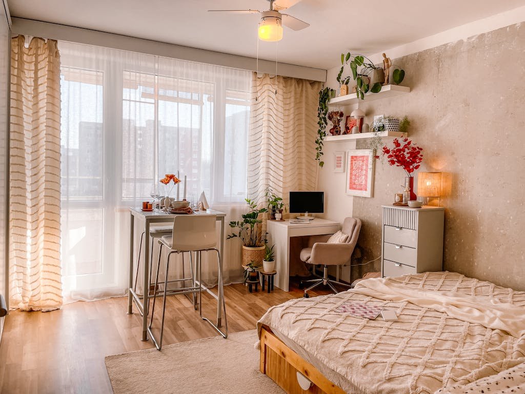 Small Space Design Hacks: 10 Ways to Make Your Apartment Feel Larger Without Expanding the Floor Area