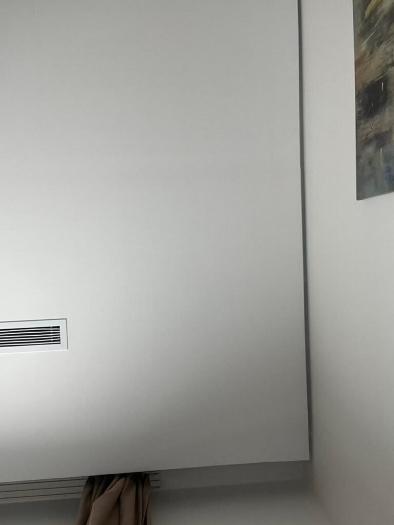 Orthographic ceiling documentation of a minimalist guest room at the Joharji Hotel in Makkah, Saudi Arabia, featuring a smooth white gypsum board plane, a rectangular linear AC grille, and a recessed curtain cove.