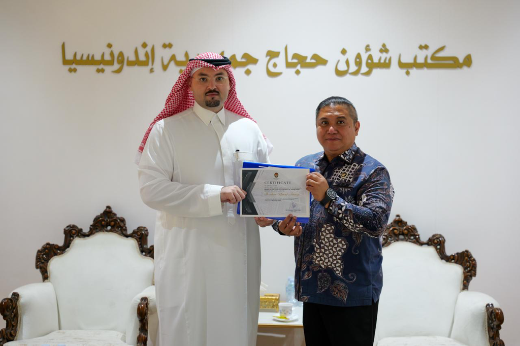 Indonesian Consul Dr. Mohammad Ilham presenting an official certificate of appreciation to Saudi Architect Ibrahim Joharji in Jeddah.