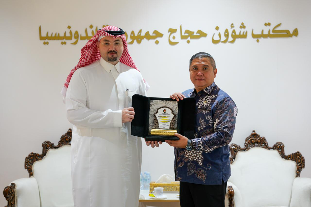 Architect Ibrahim Joharji receiving a commemorative honor plaque from Indonesian Consul Dr. Mohammad Ilham at the Indonesian Consulate General in Jeddah.